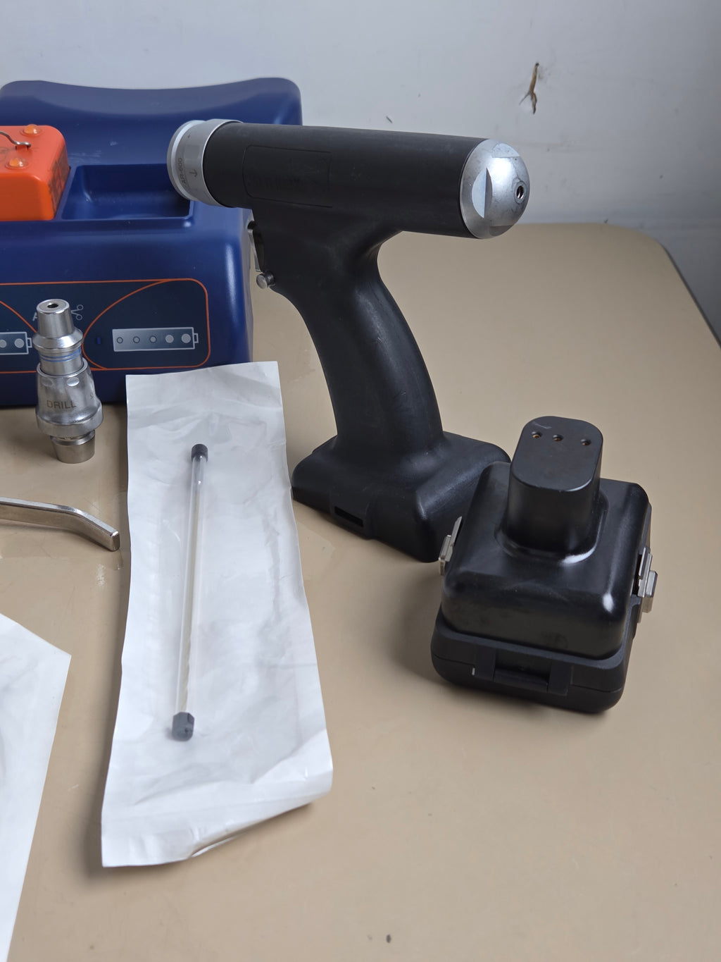 Arthrex Drill Saw Max 600 Power Surgical Drill Handpiece 8 Attachments Charger