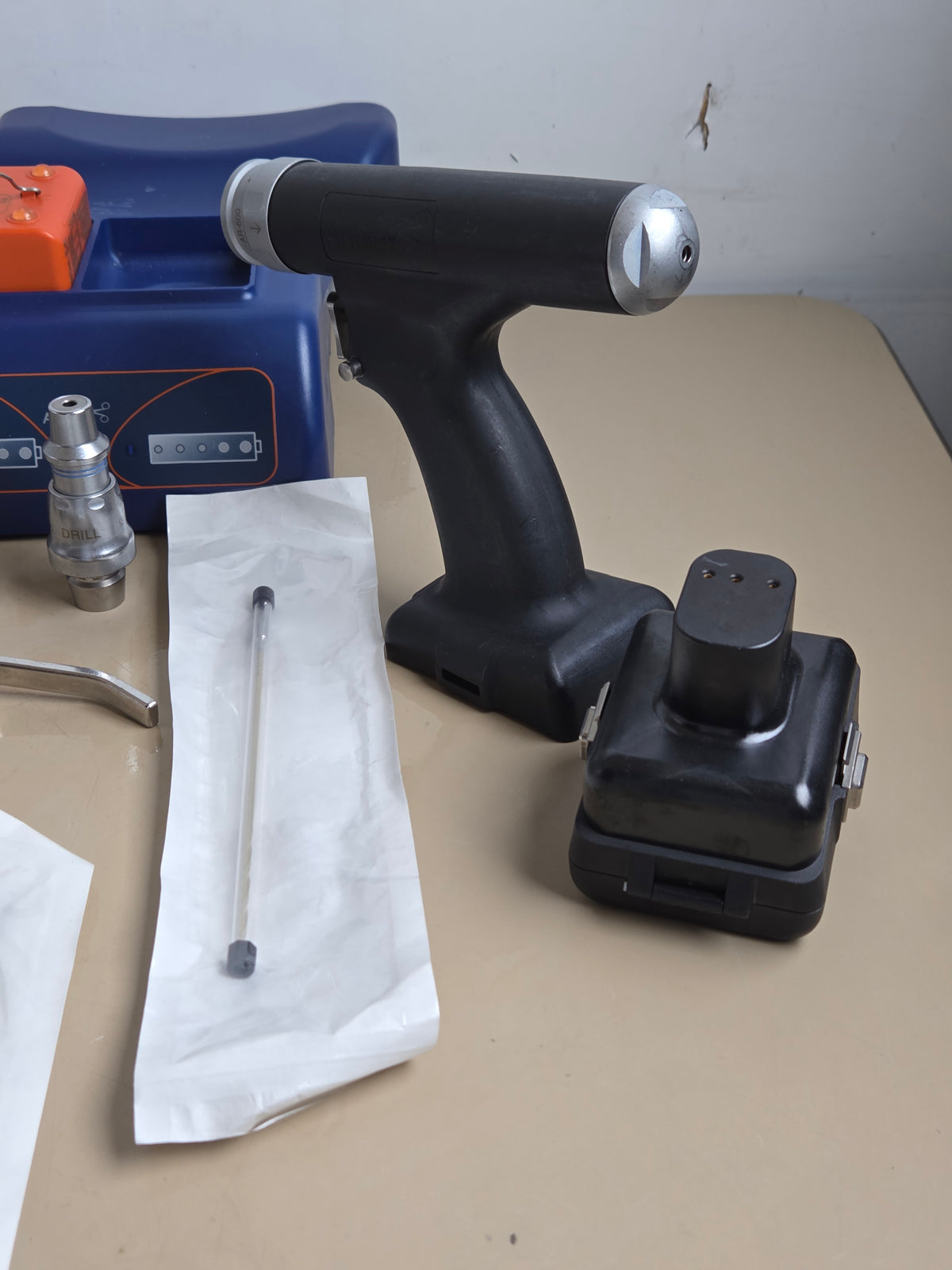 Arthrex Drill Saw Max 600 Power Surgical Drill Handpiece 8 Attachments Charger
