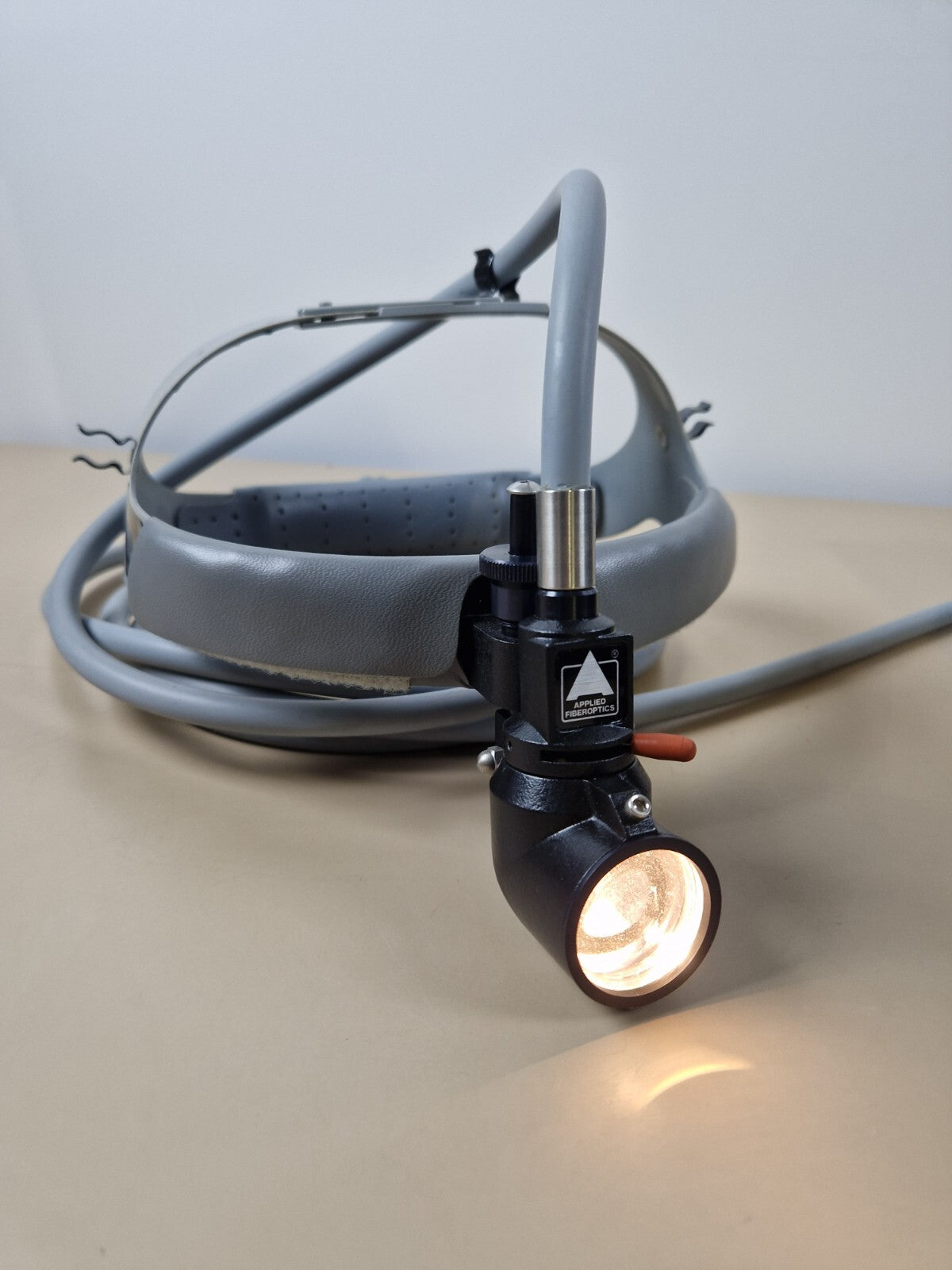 surgical headlight with light cable   guide 305 CM and twine beam light source2