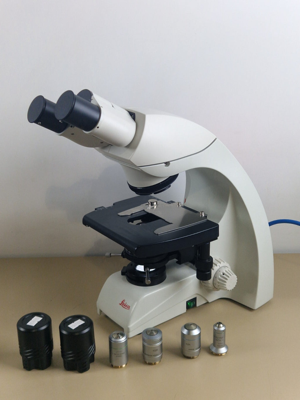 leica DM 750/5K binocular biological microscope with 4 objectives0