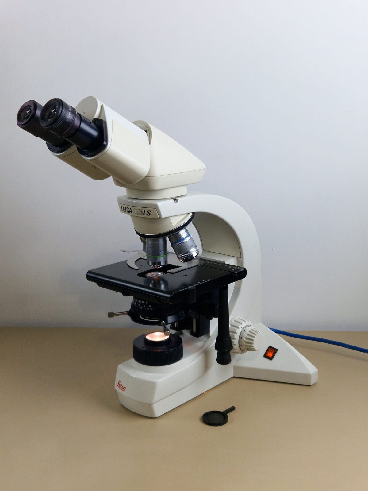 leica DMLS microscope with 3 plan apochromat + 1x fluotar objective2