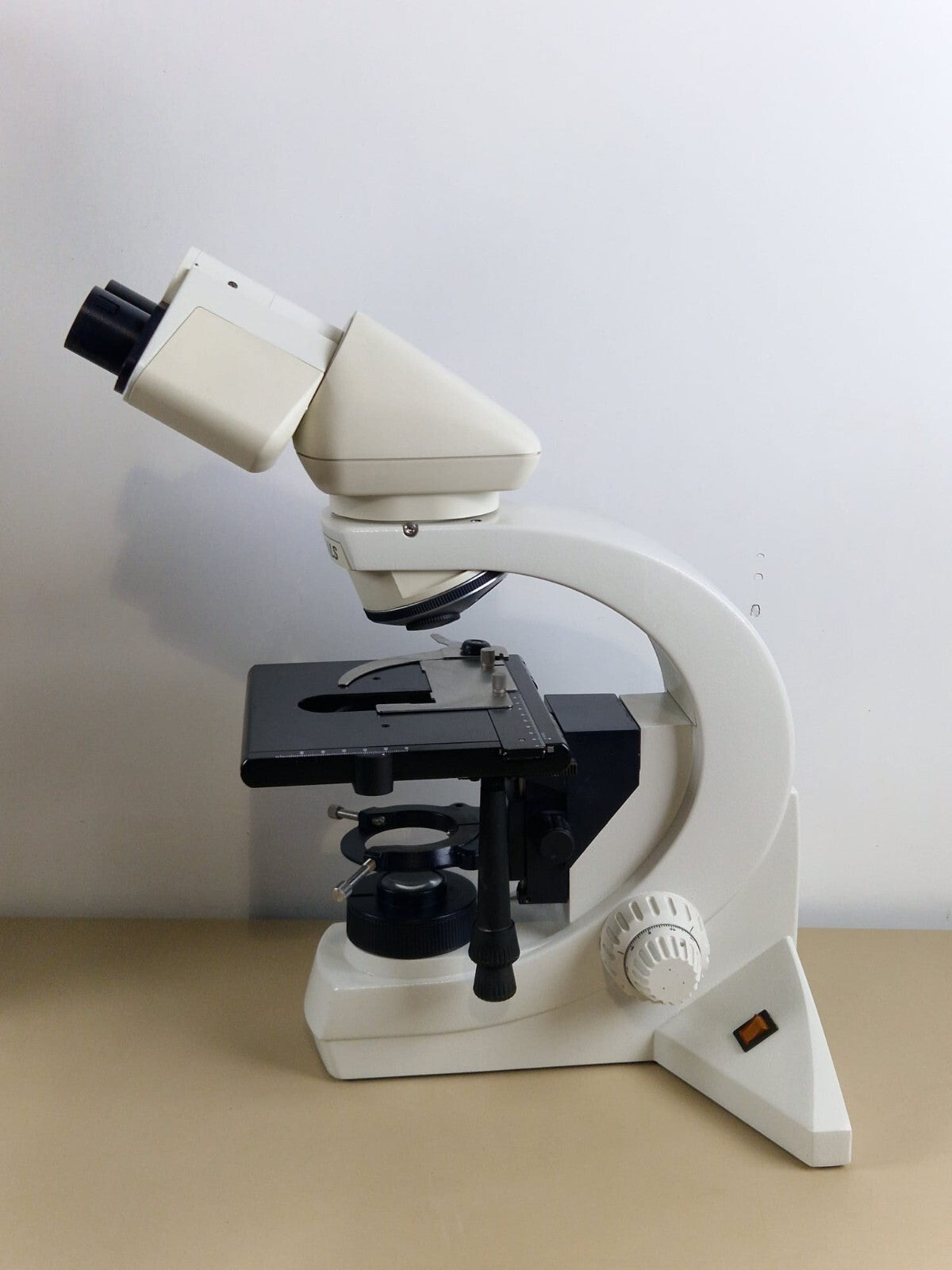 leica DMLS microscope with 3 plan apochromat + 1x fluotar objective21