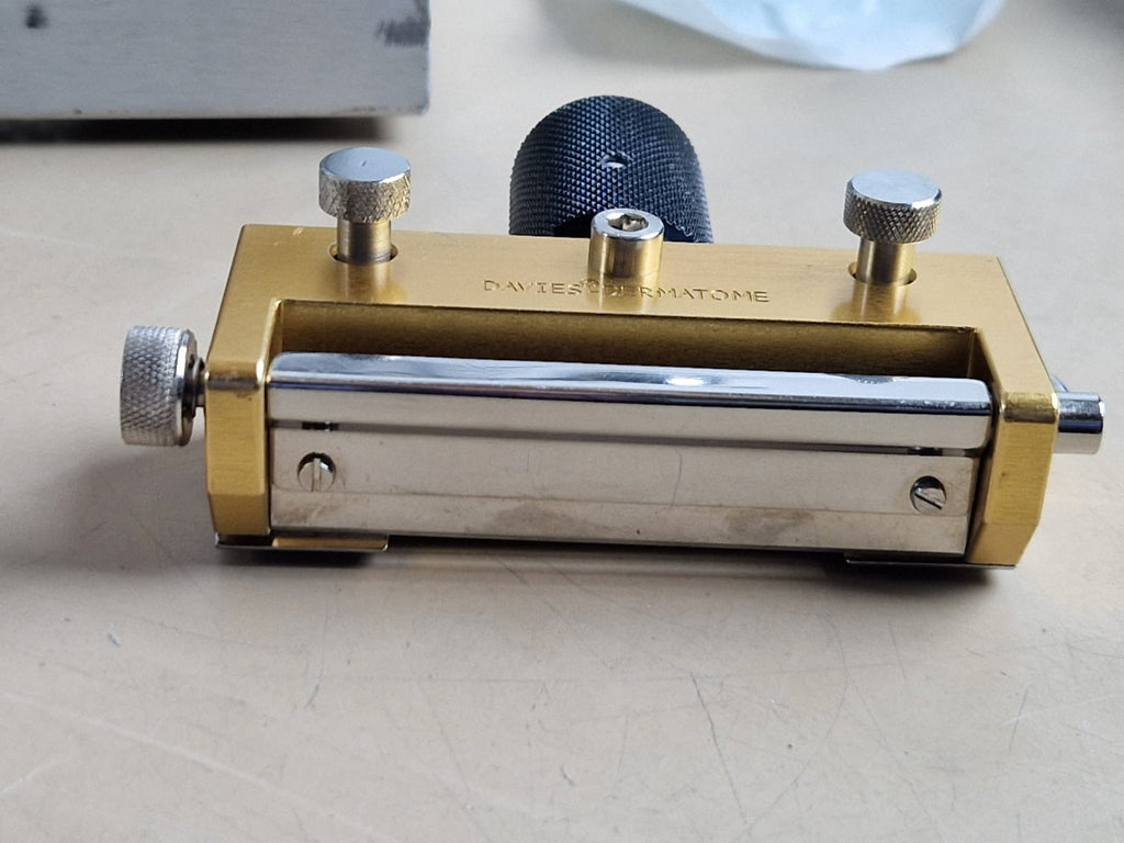 nouvag tcm 3000 BL electric dermatome with handpiece and footswitch17