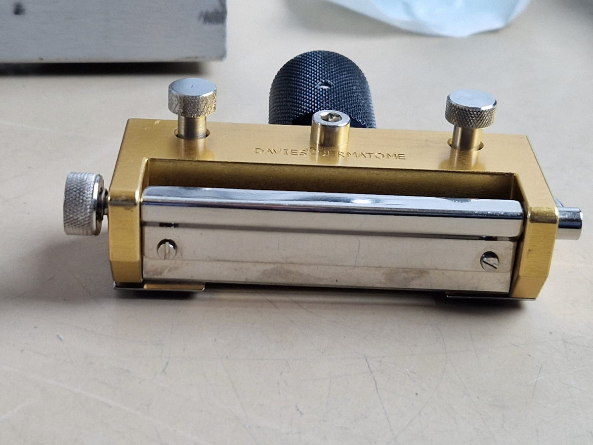 nouvag tcm 3000 BL electric dermatome with handpiece and footswitch17