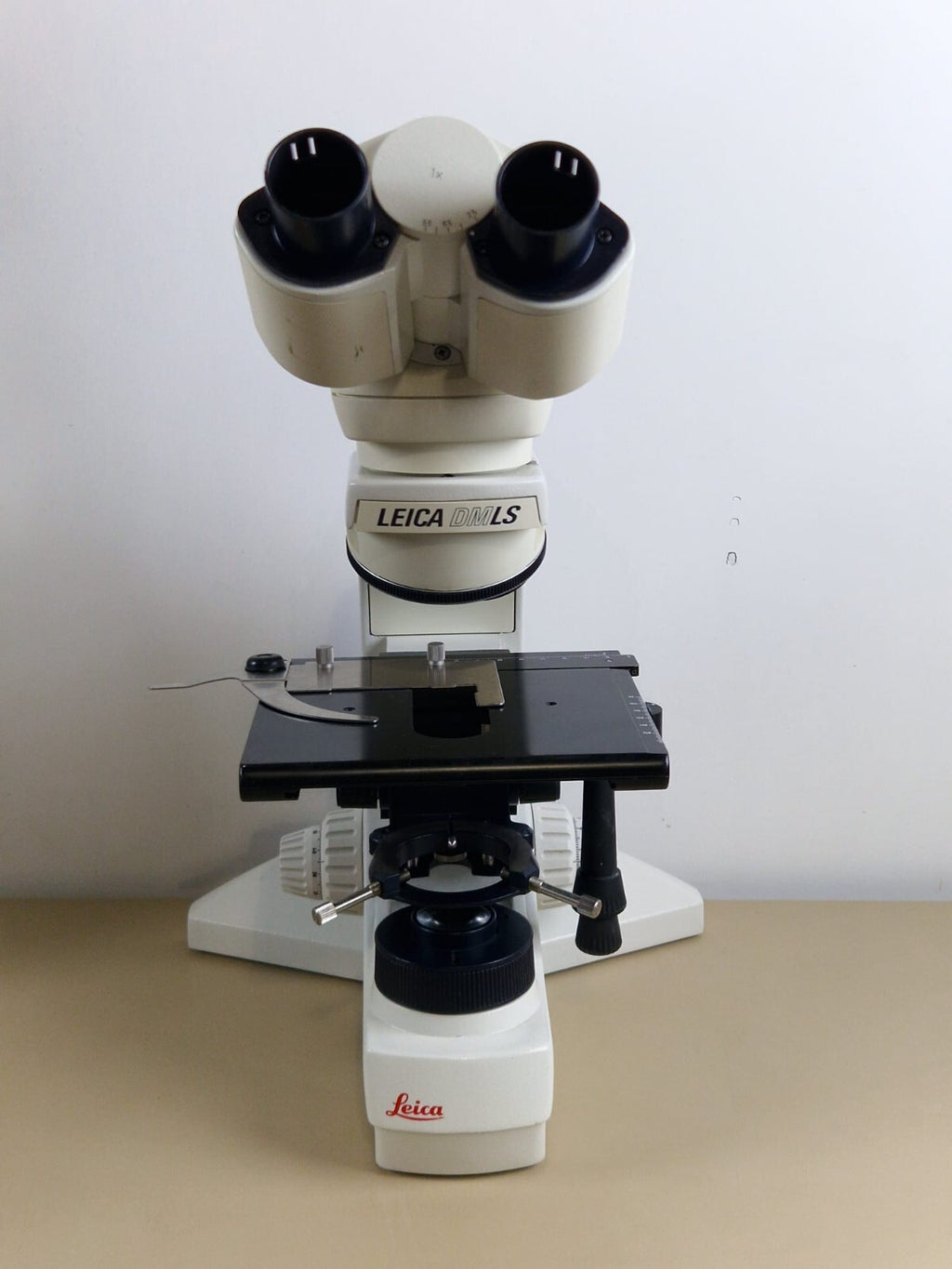 leica DMLS microscope with 3 plan apochromat + 1x fluotar objective20
