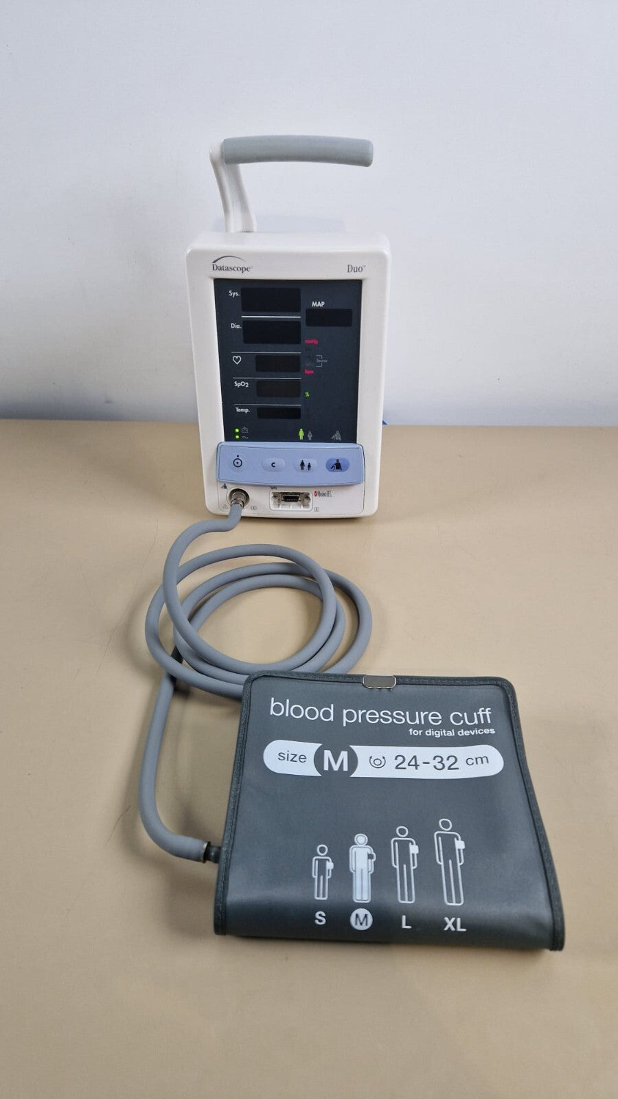 datascope due nibp and Spo2 patient monitor with cuff and hose7