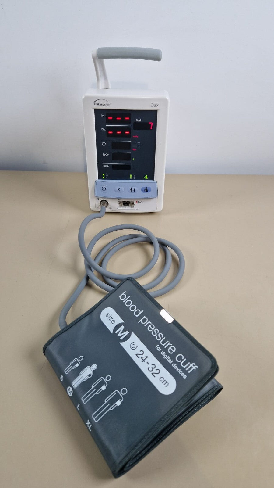 datascope due nibp and Spo2 patient monitor with cuff and hose1