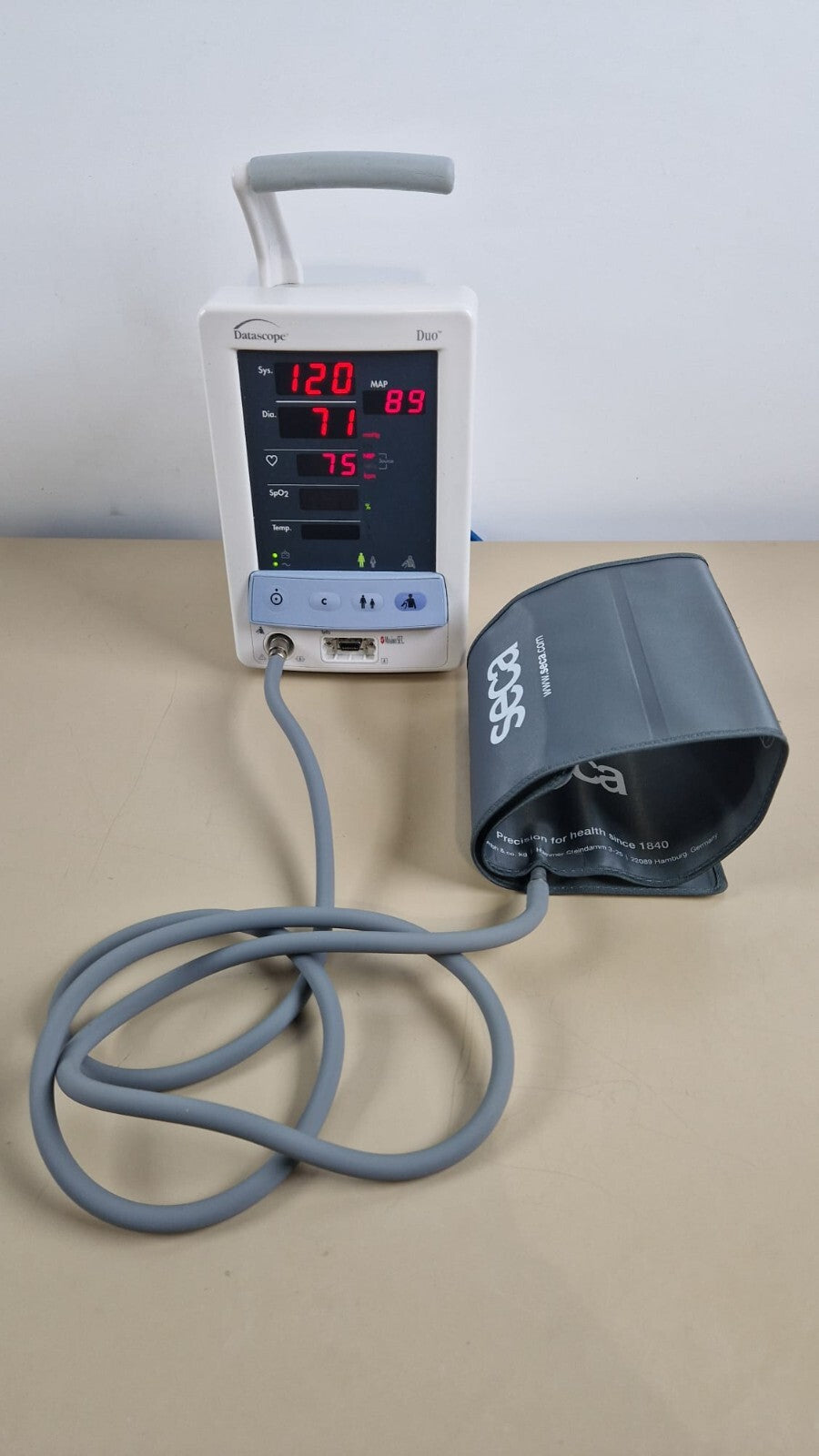 datascope due nibp and Spo2 patient monitor with cuff and hose4