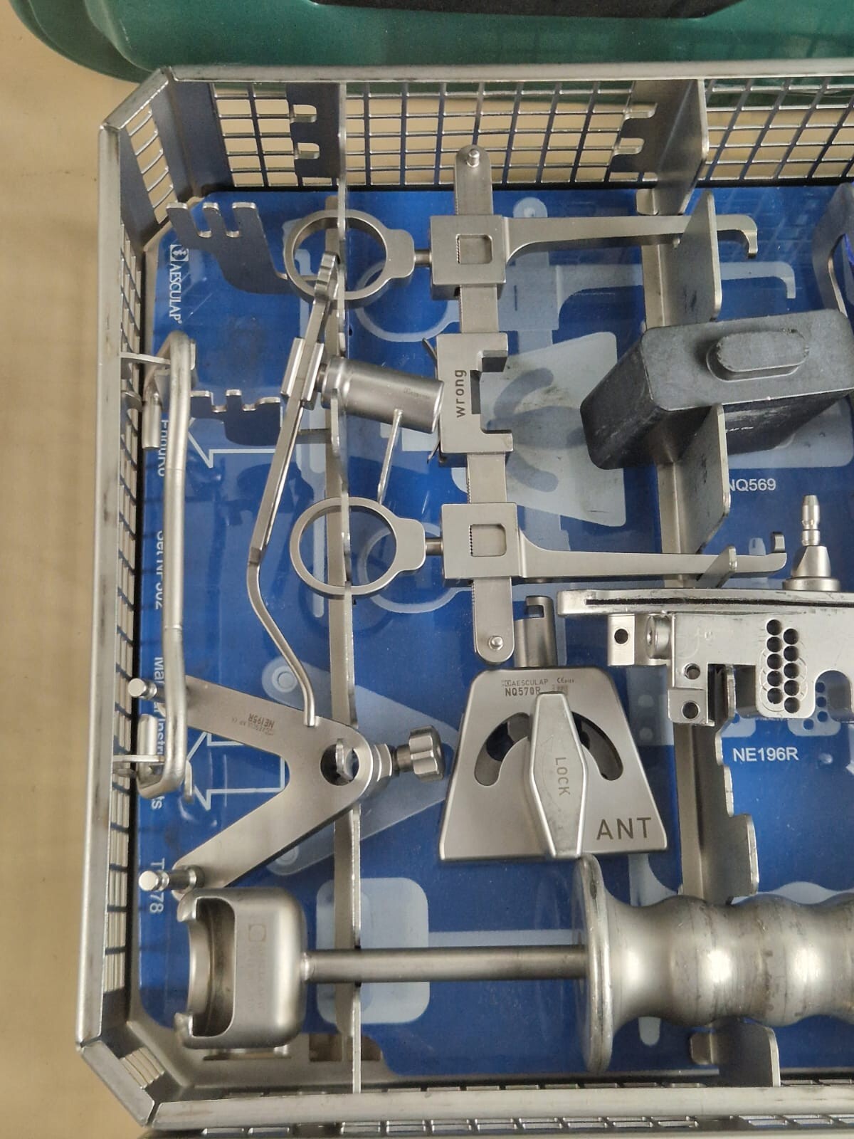 aesculap enduro rotating hinge knee endoprosthesis NP303 tray   NP302 manual set11