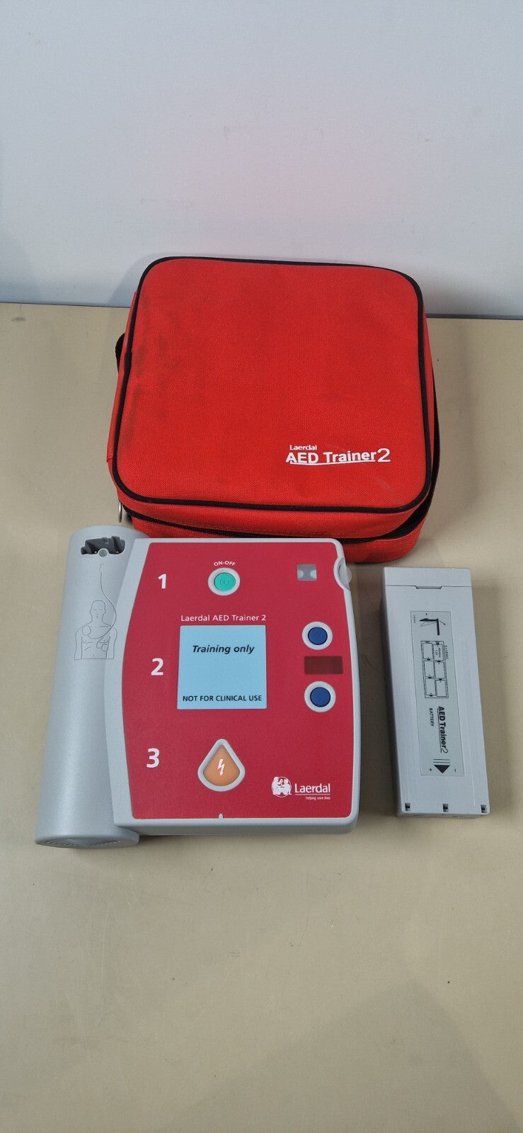 laerdal AED 2 trainer with 1 set of teaching pads1