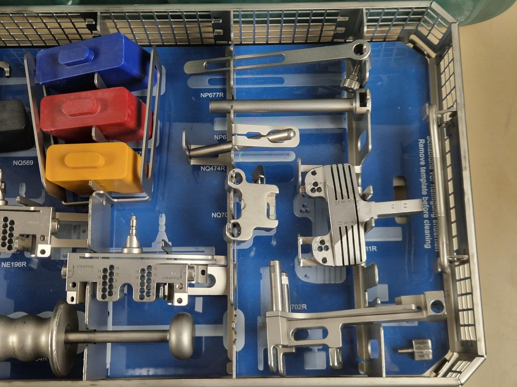 aesculap enduro rotating hinge knee endoprosthesis NP303 tray   NP302 manual set14