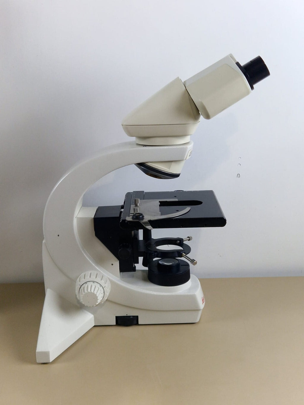 leica DMLS microscope with 3 plan apochromat + 1x fluotar objective23