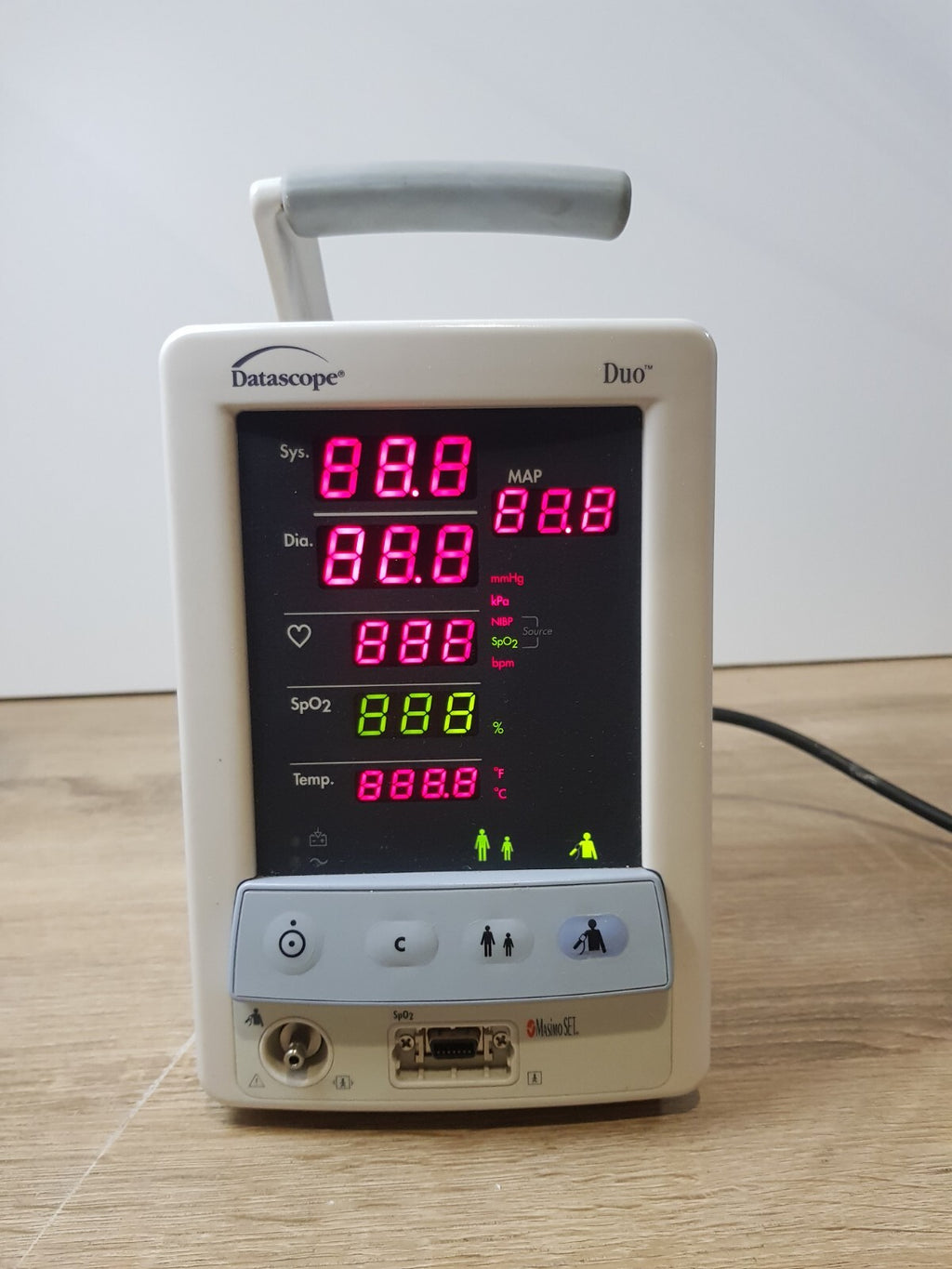 datascope due nibp and Spo2 patient monitor with cuff and hose5