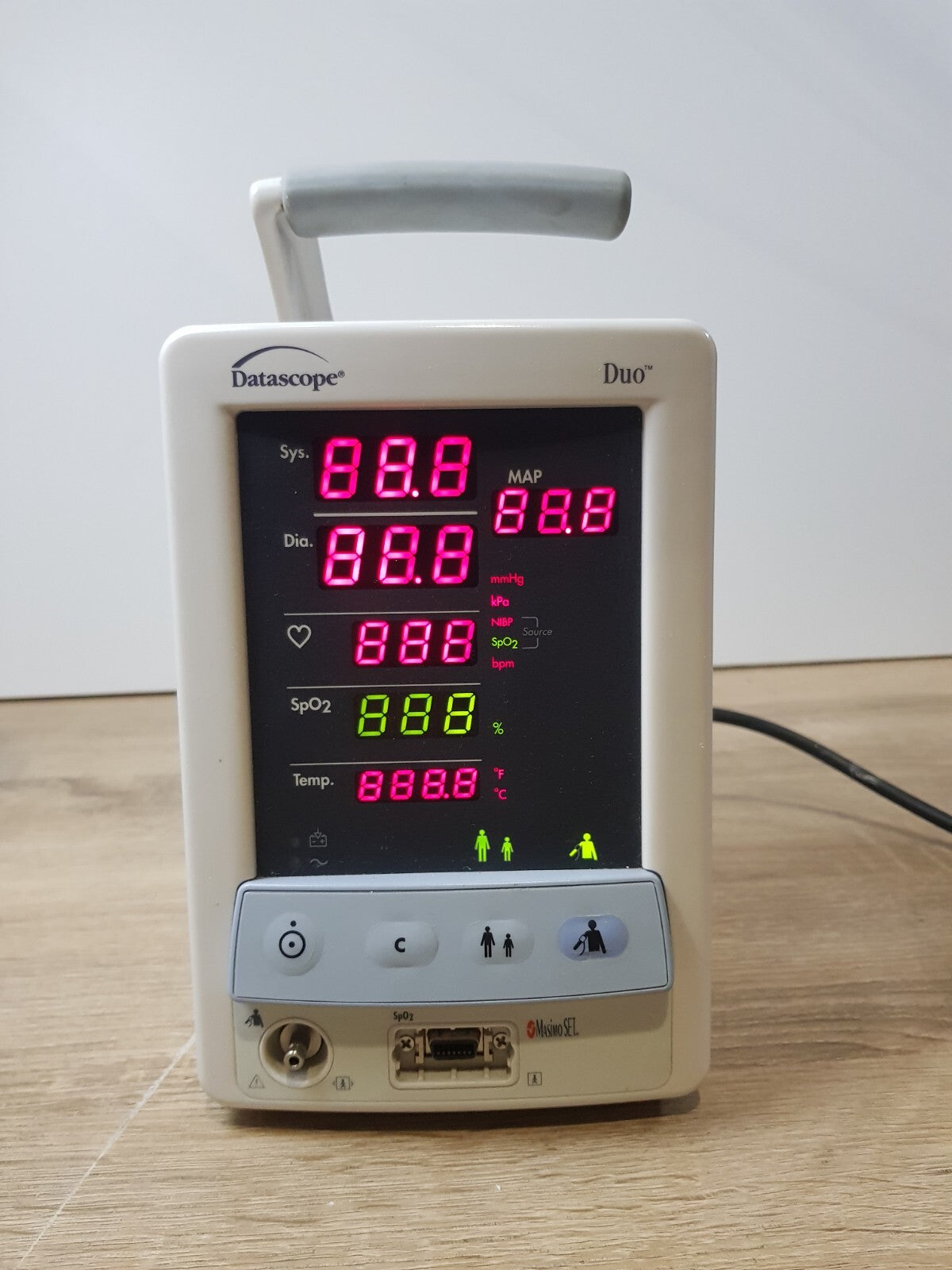 datascope due nibp and Spo2 patient monitor with cuff and hose5