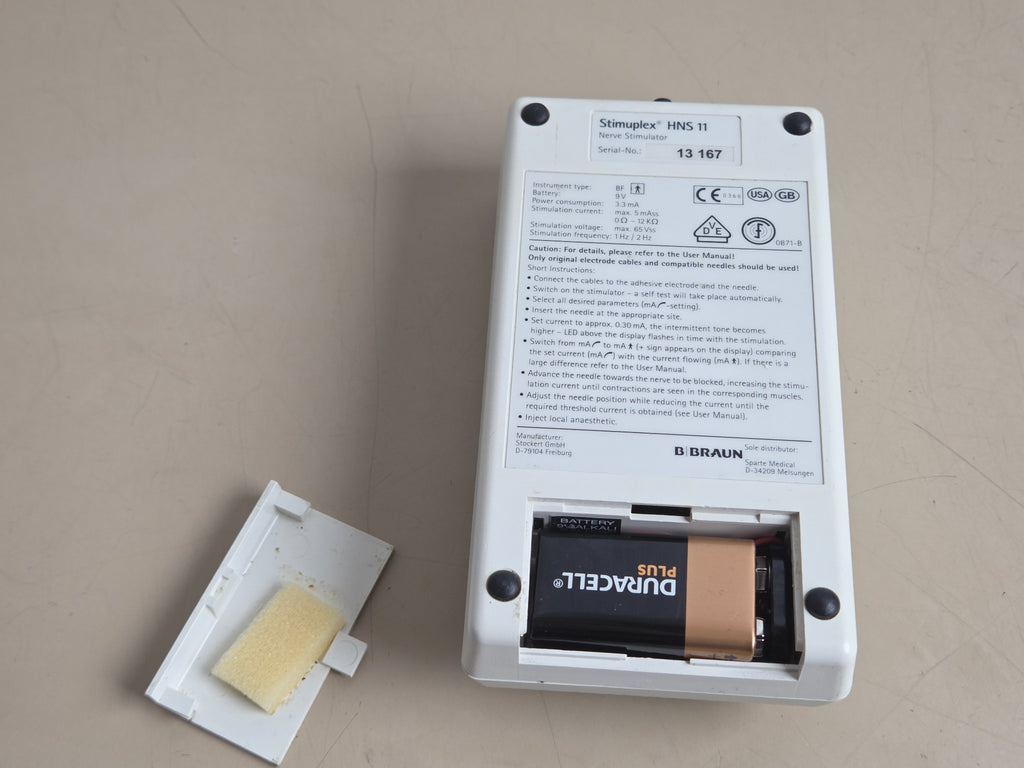 B. Braun Stimuplex HNS 11 battery compartment