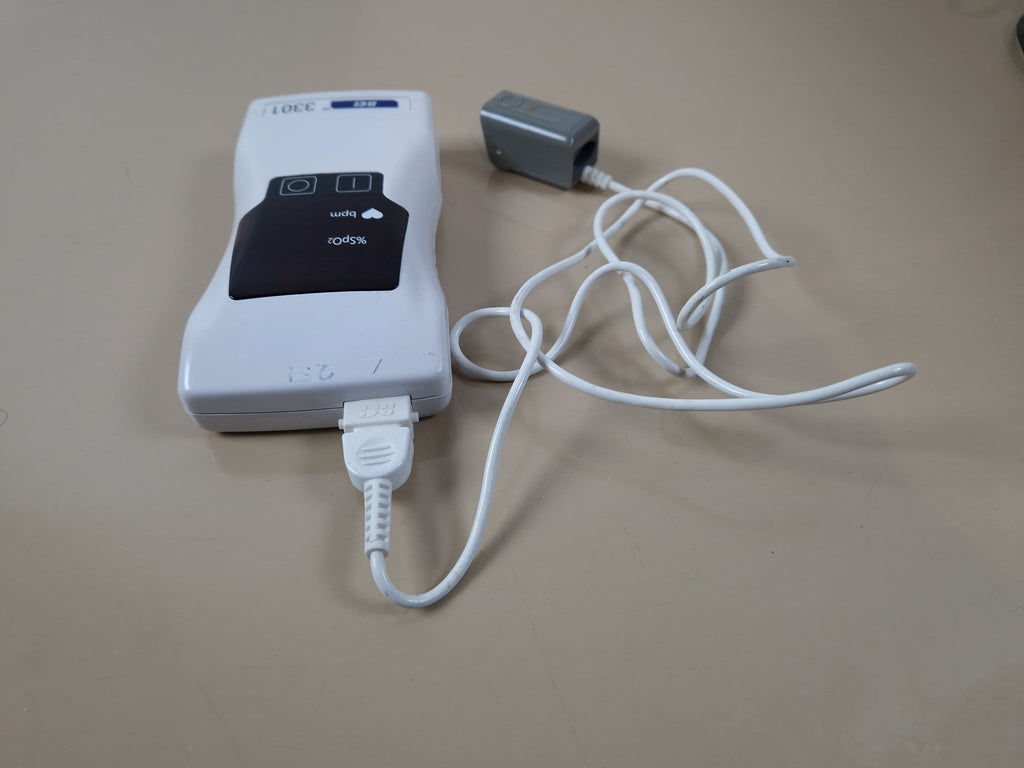 BCI 3301 pulse oximeter rear view with sensor cable