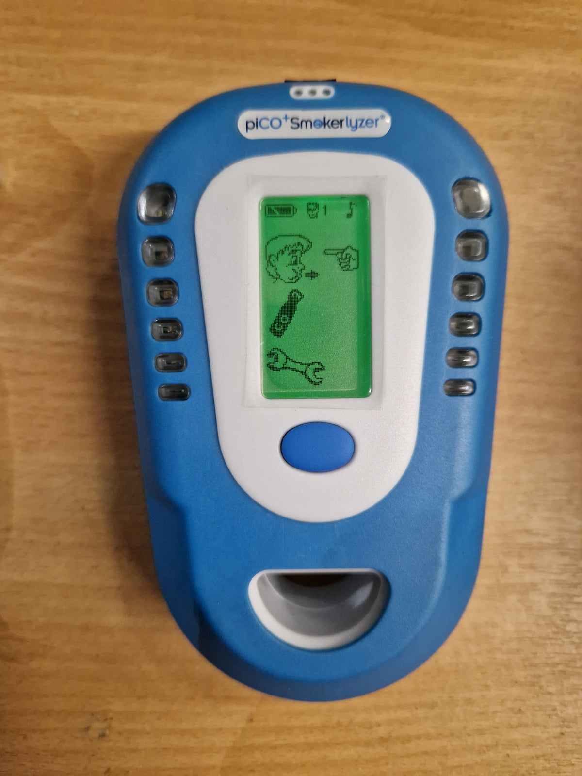 Bedfont piCO+ Smokerlyzer carbon monoxide breath monitor powered on