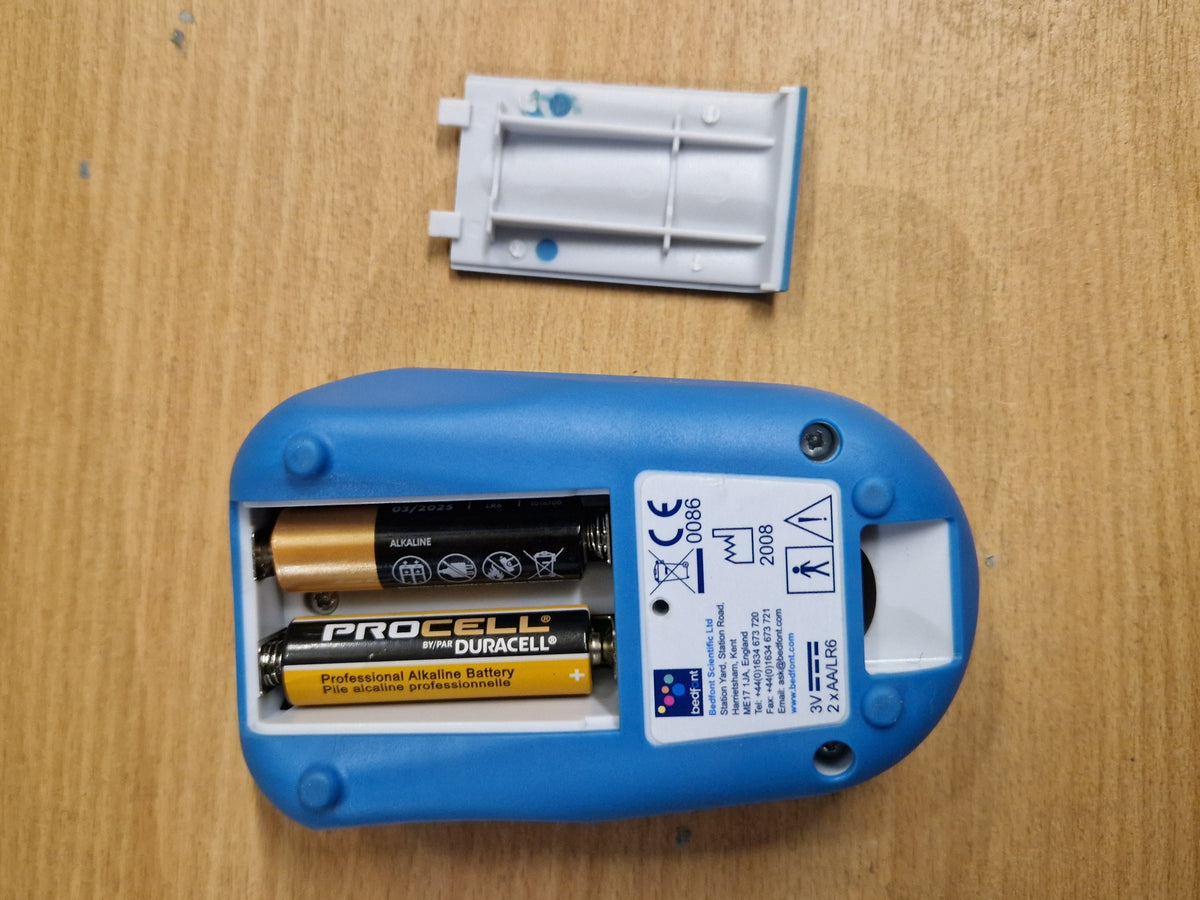 Bedfont piCO+ Smokerlyzer battery compartment with 2 AA batteries