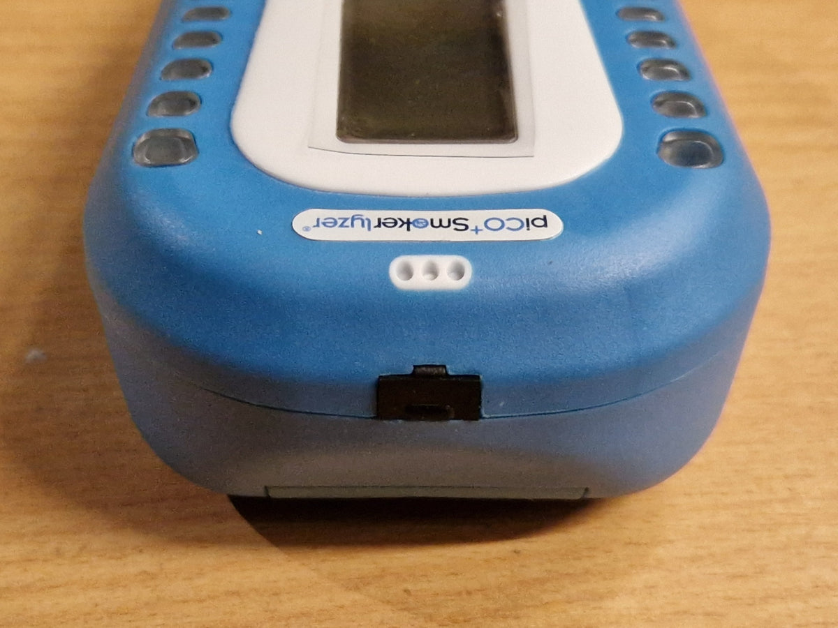 Bedfont piCO+ Smokerlyzer top and USB connection view