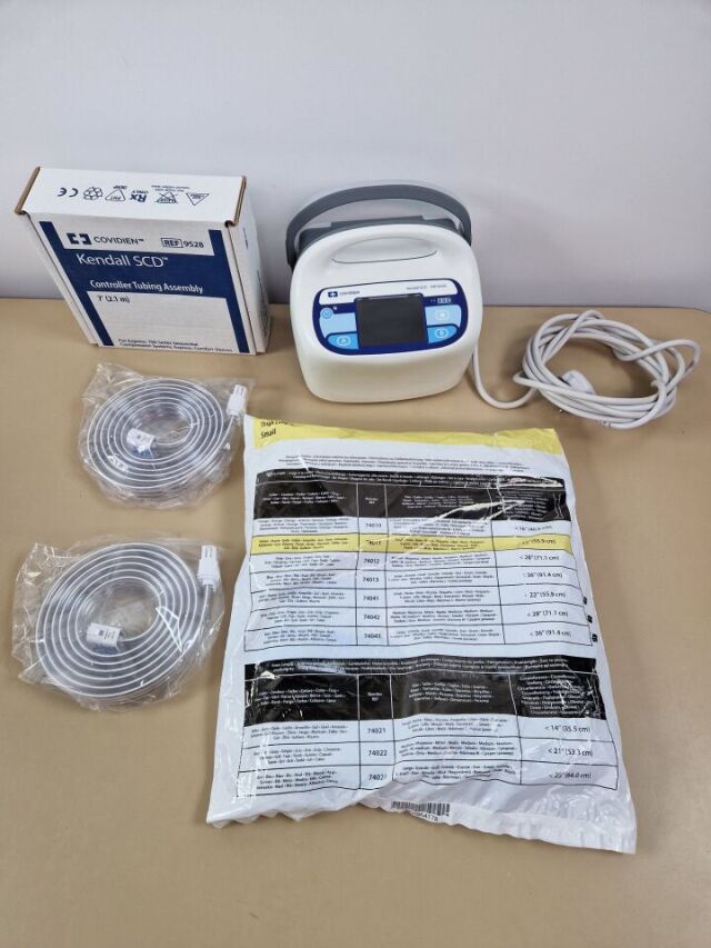 COVIDIEN KENDALL SCD 700 Series Sequential Compression pump with hose and sleeves