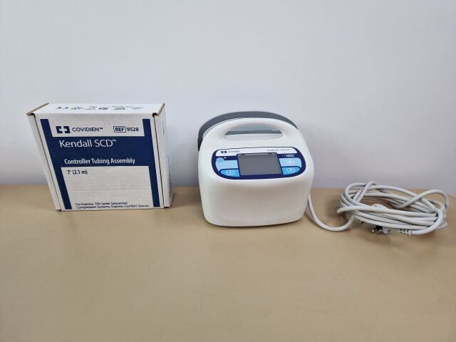 COVIDIEN KENDALL SCD 700 Series Sequential Compression pump with hose and sleeves