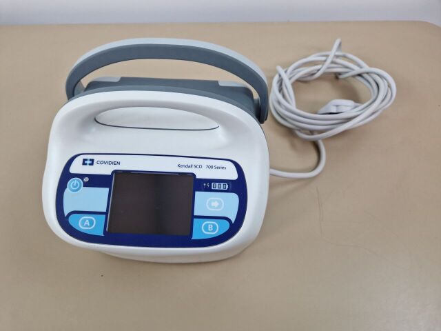 COVIDIEN KENDALL SCD 700 Series Sequential Compression pump with hose and sleeves