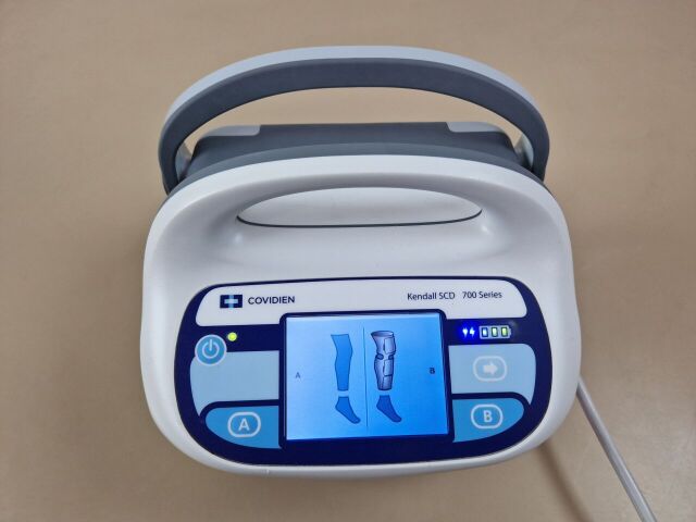 COVIDIEN KENDALL SCD 700 Series Sequential Compression pump with hose and sleeves