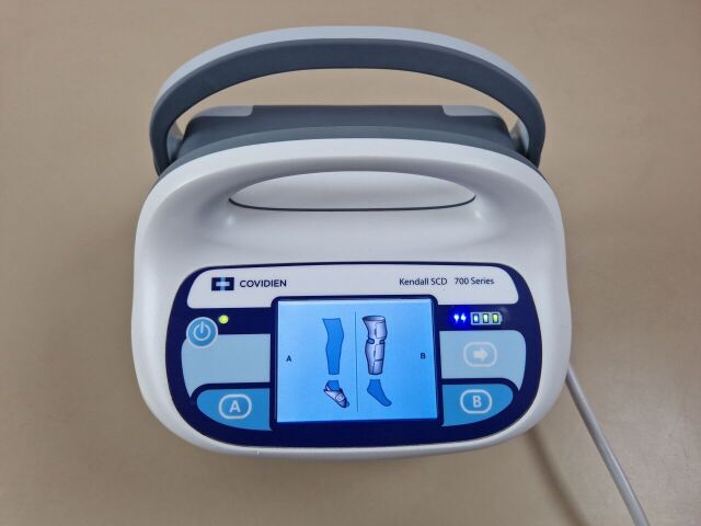 COVIDIEN KENDALL SCD 700 Series Sequential Compression pump with hose and sleeves