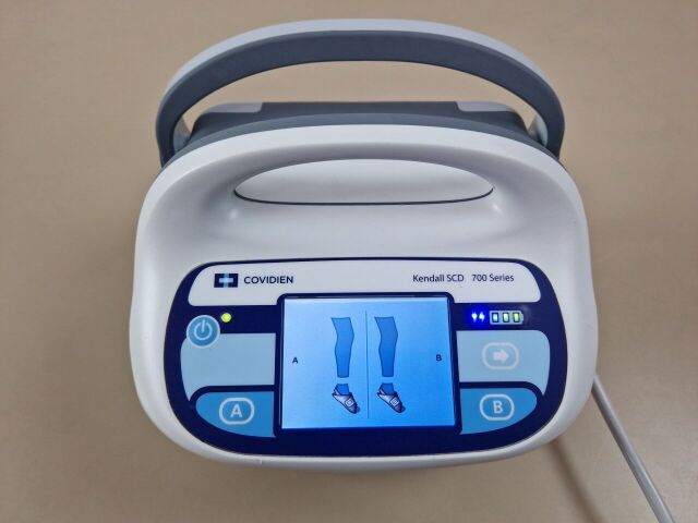 COVIDIEN KENDALL SCD 700 Series Sequential Compression pump with hose and sleeves