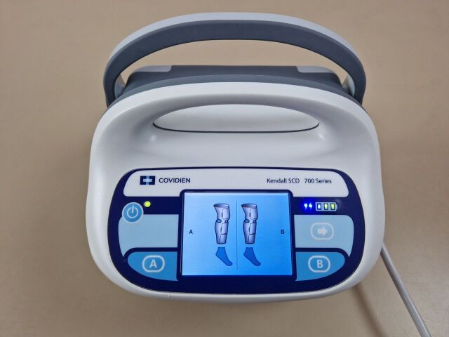 COVIDIEN KENDALL SCD 700 Series Sequential Compression pump with hose and sleeves
