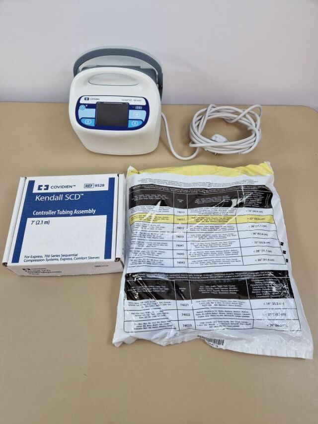 COVIDIEN KENDALL SCD 700 Series Sequential Compression pump with hose and sleeves