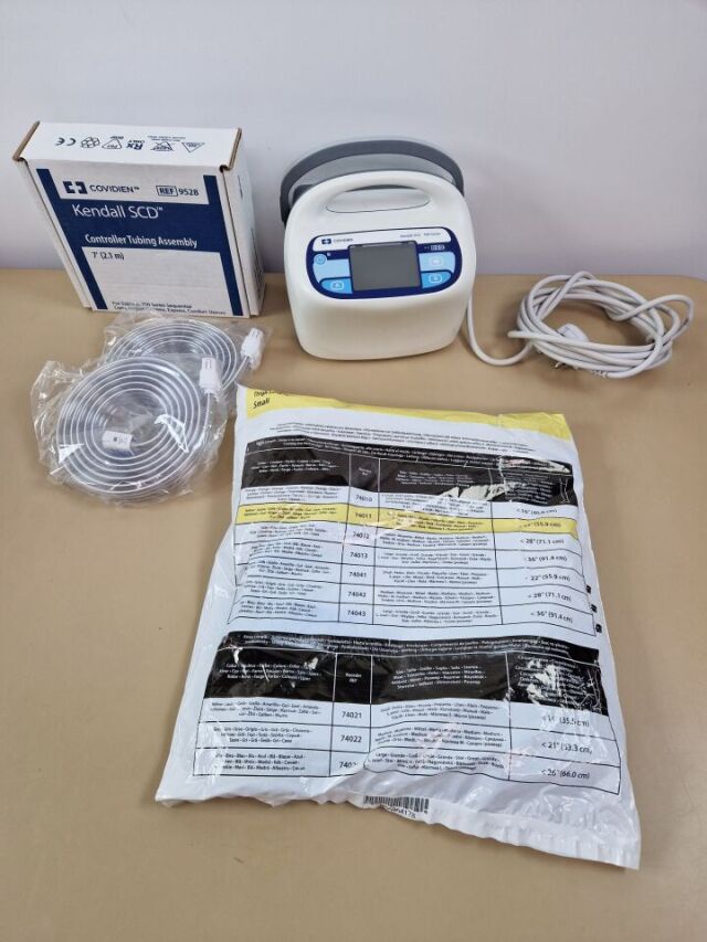 COVIDIEN KENDALL SCD 700 Series Sequential Compression pump with hose and sleeves