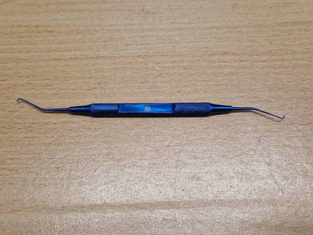Blue handle and marking on double-ended Sinskey-type ophthalmic hook