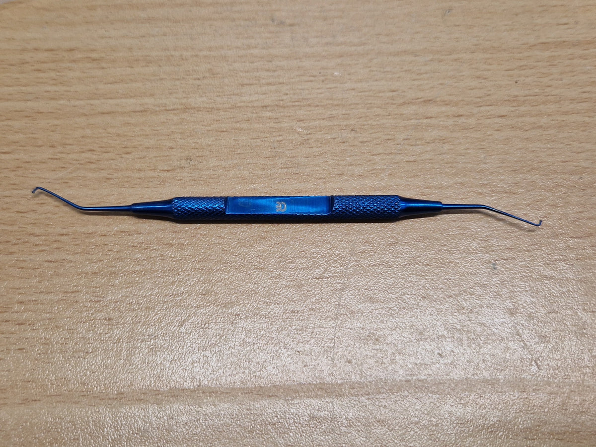 Blue handle and marking on double-ended Sinskey-type ophthalmic hook