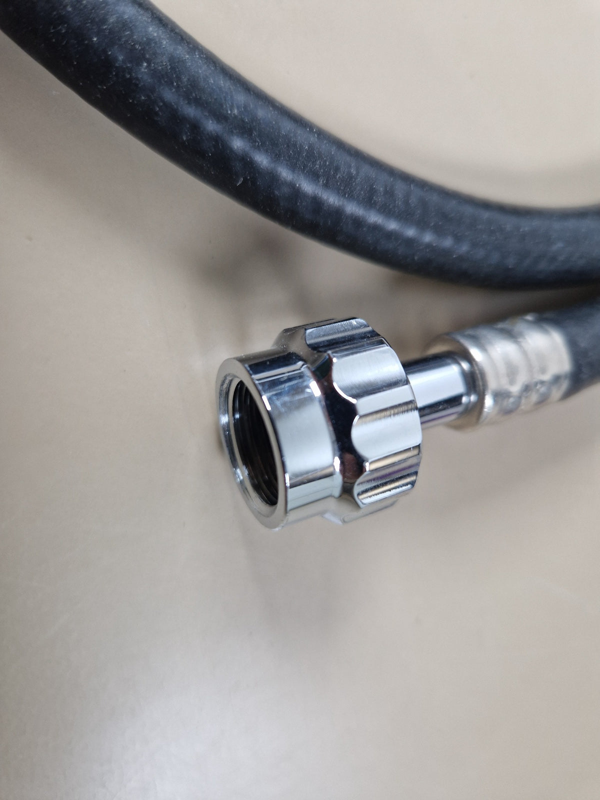 Drager M29217 fresh gas hose connector close-up