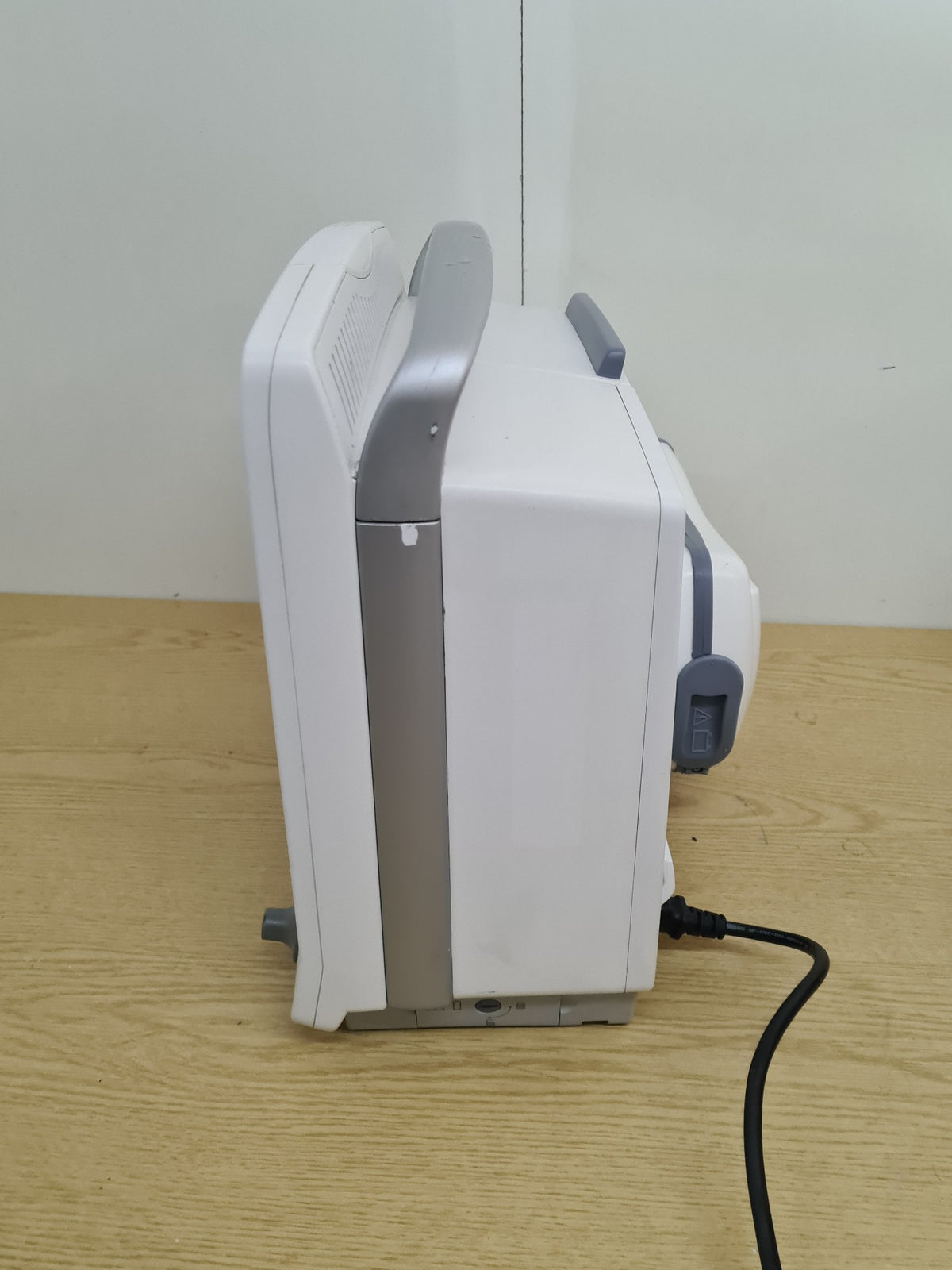 GE CARESCAPE B650 patient monitor right side view