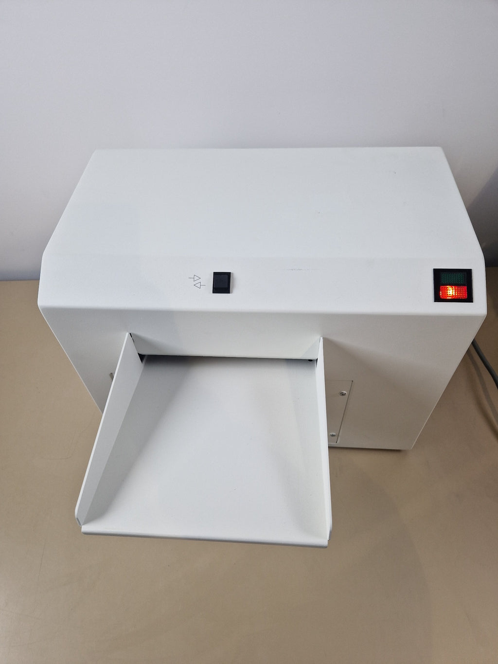 IDEXX Quanti-Tray Sealer Model 2X powered on with input shelf