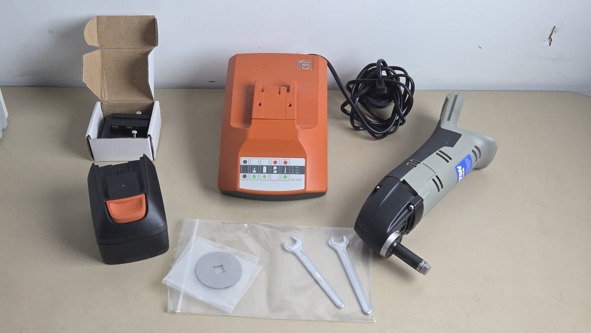 Lawton cordless cast saw set — all included items