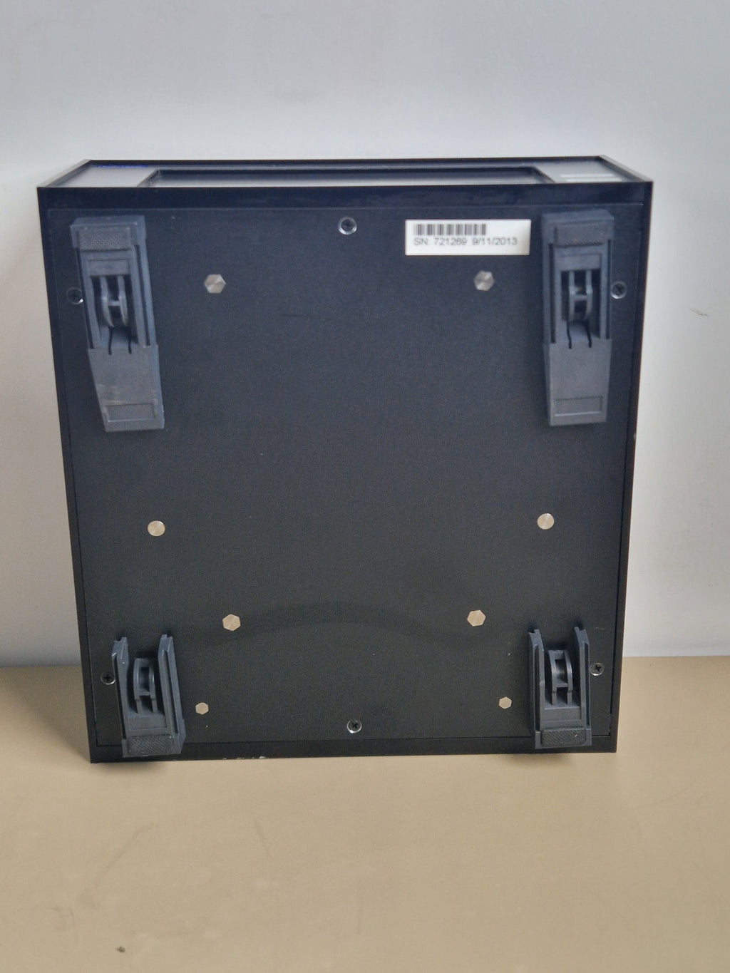 Mensor WIKA CPG2500 underside and feet