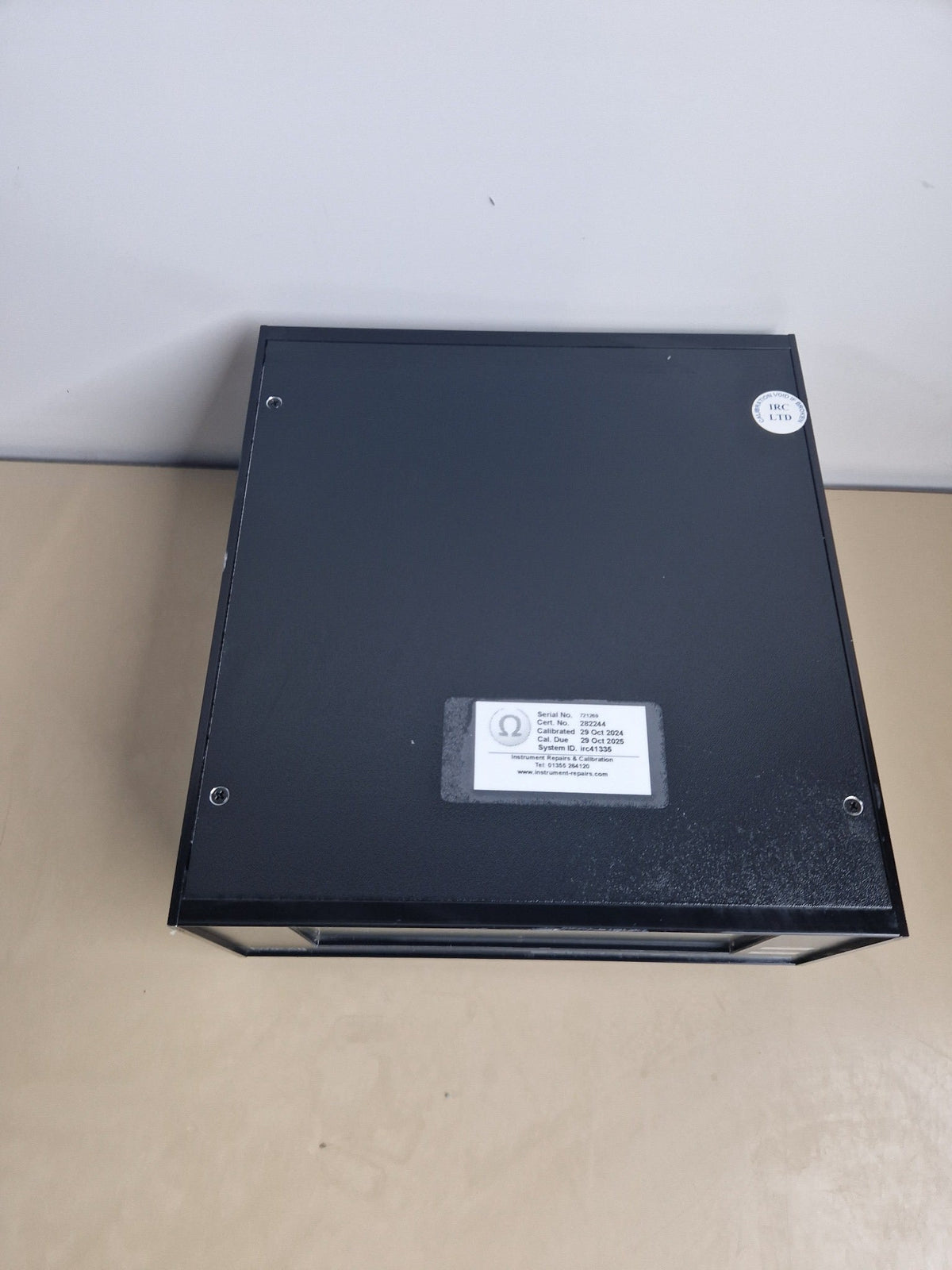 Mensor WIKA CPG2500 top view with calibration label
