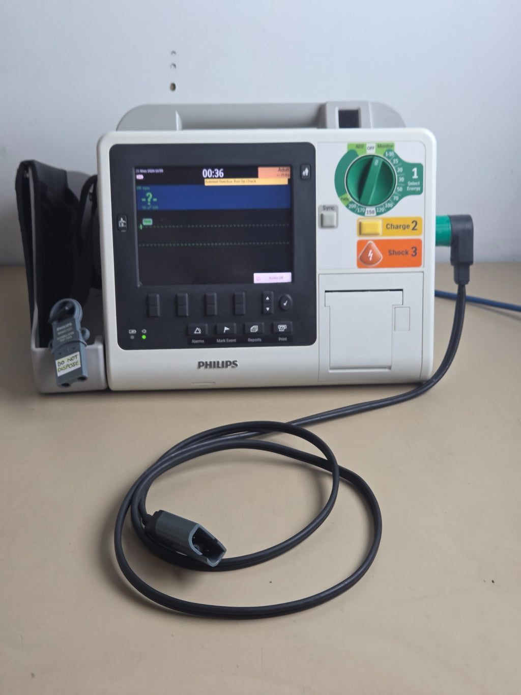 Philips HeartStart XL+ powered on monitoring screen - actual item