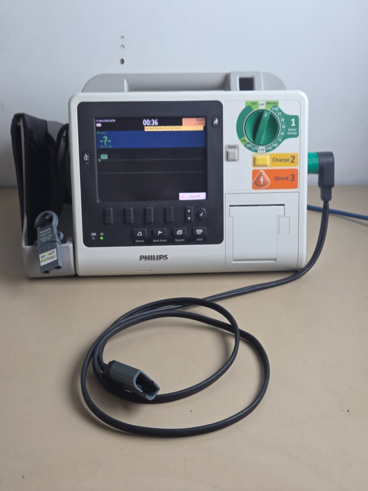 Philips HeartStart XL+ powered on monitoring screen - actual item