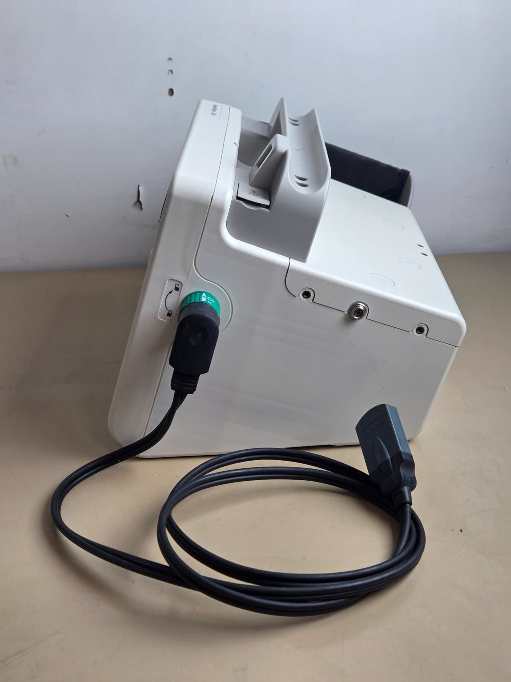 Philips HeartStart XL+ side view with therapy cable