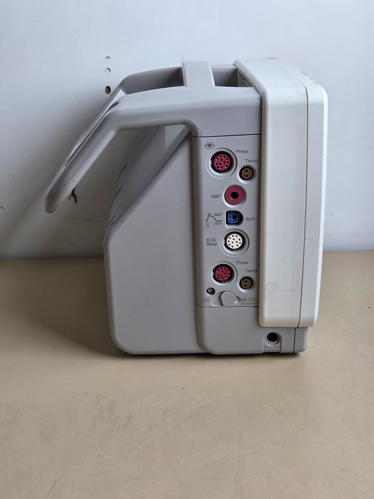 Philips IntelliVue MP5 ECG SpO2 NIBP pressure temperature and CO2 ports