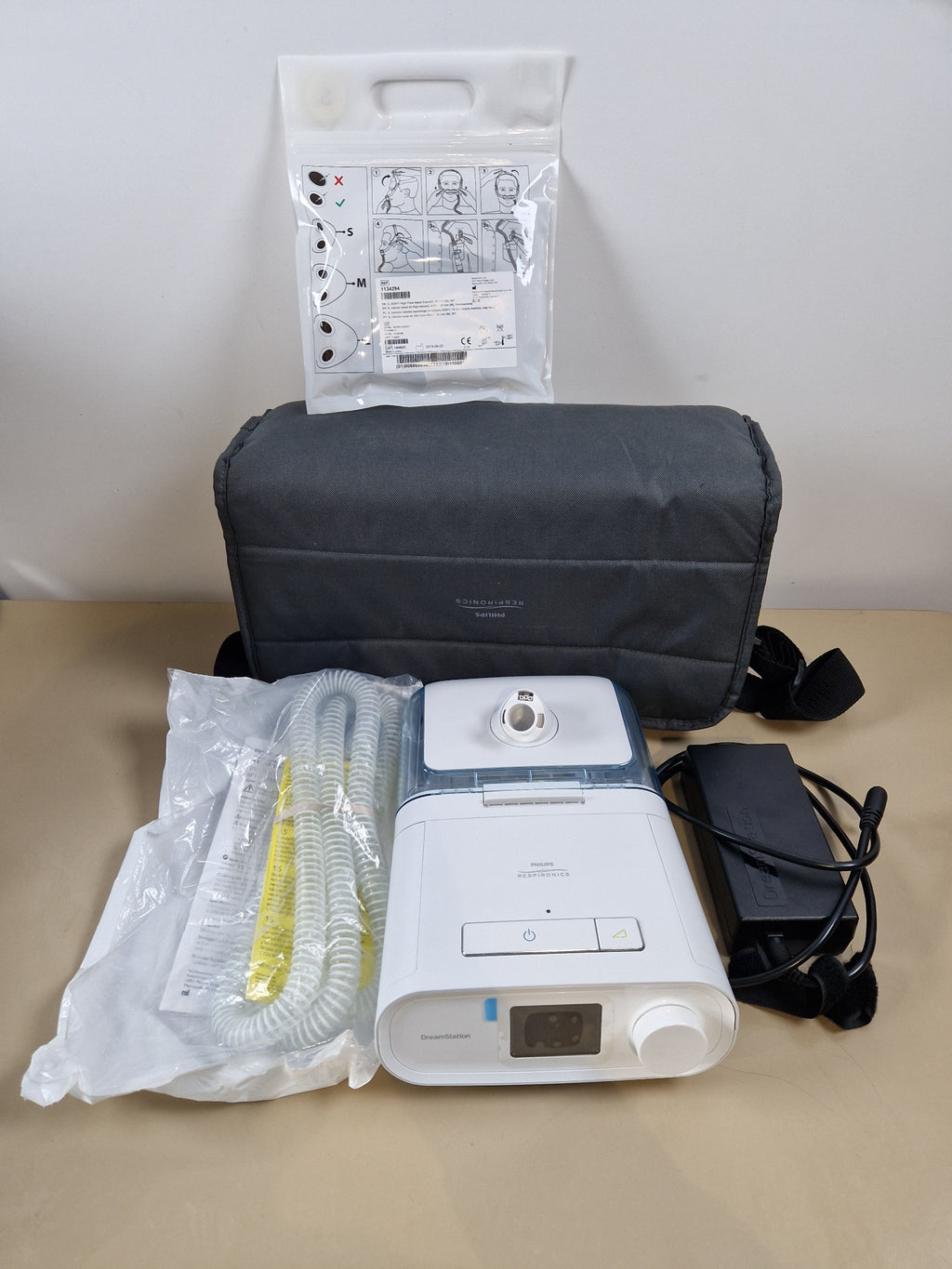 Philips Respironics DreamStation CPAP Pro complete set with humidifier, tubing, mask, power supply and carry bag