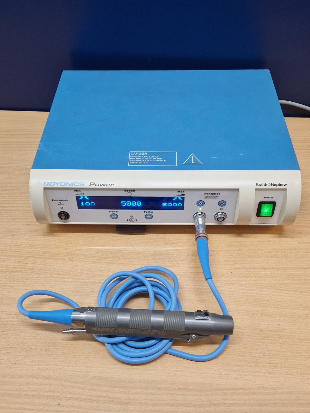 Smith Nephew DYONICS Power control unit with 7205354 handpiece connected