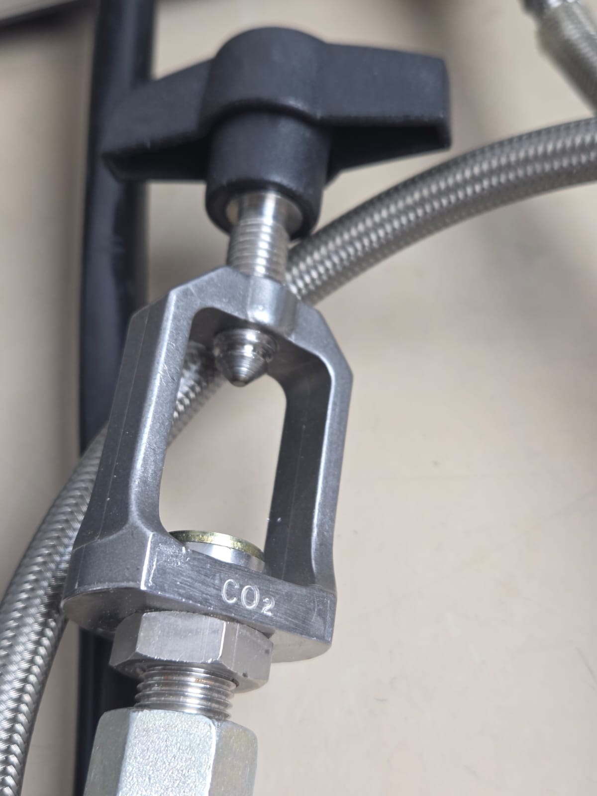 CO2 cylinder connector supplied with Spembly Medical 140 Cryo Unit