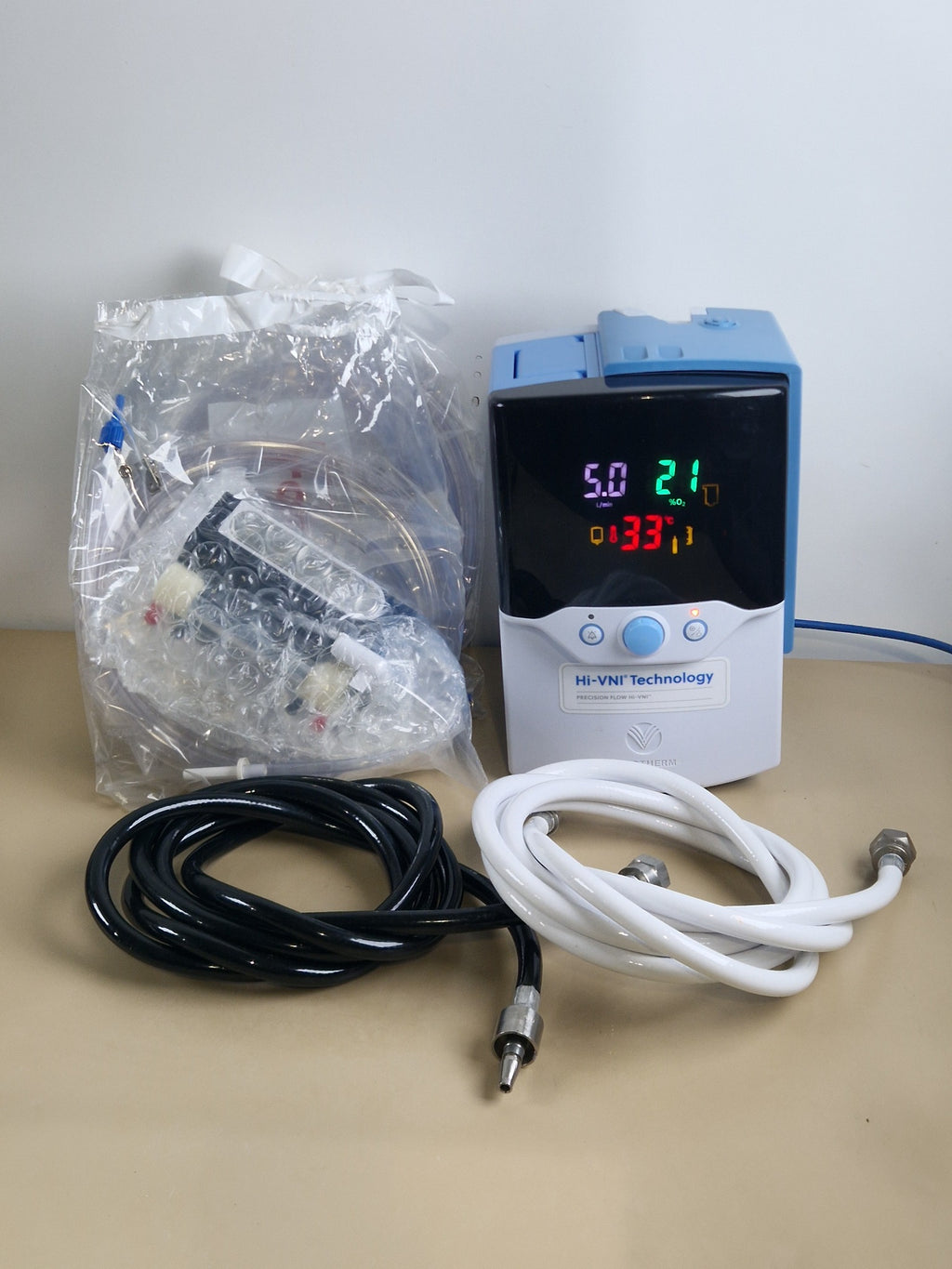 Vapotherm Precision Flow Plus Hi-VNI system with accessories and gas hoses